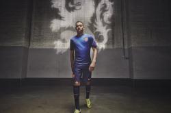 开云体育官网-赛道与球场的双重奏，当詹姆斯F1首秀撞上新疆队末节奇迹