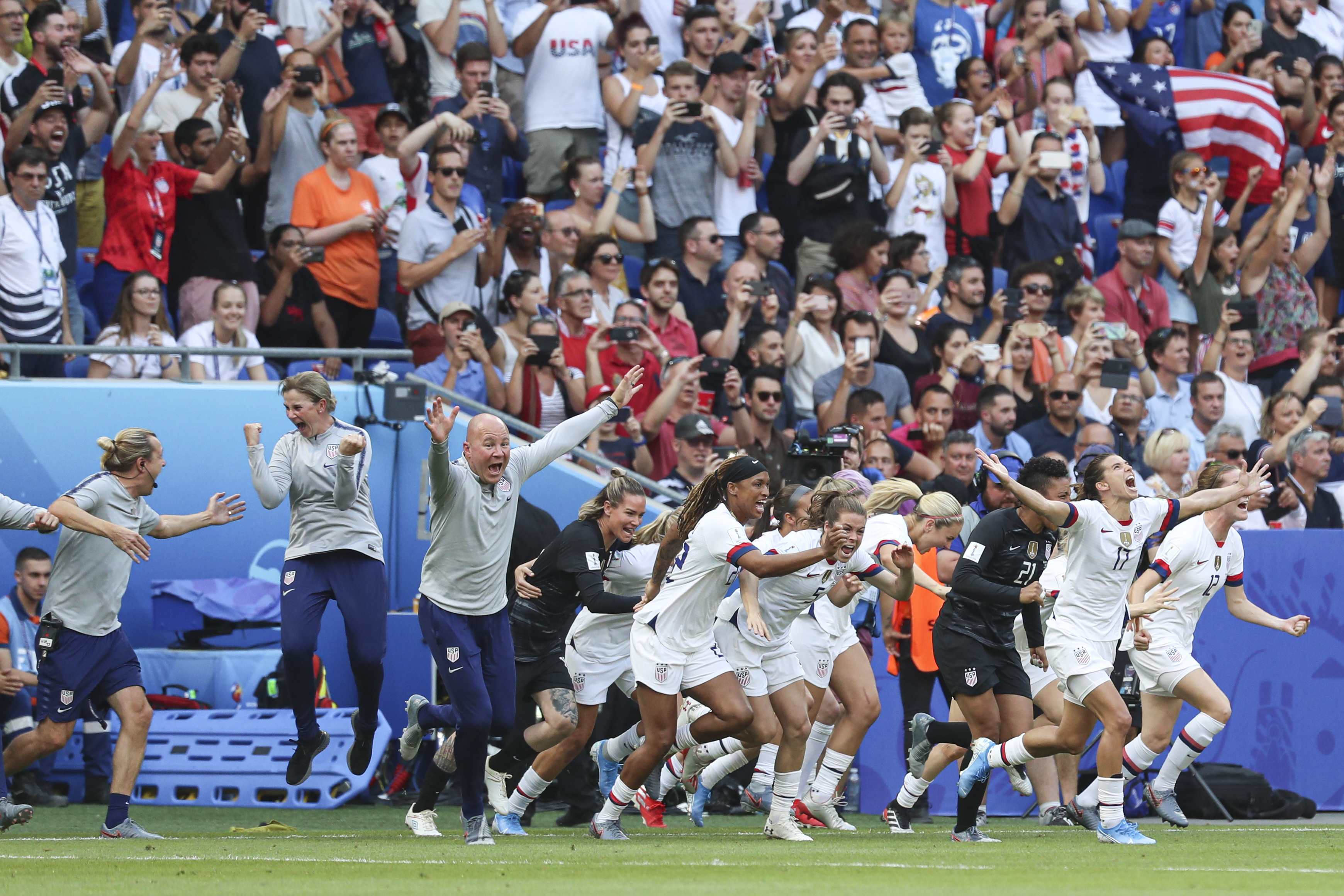 荷兰女足队经过激烈比拼，成功晋级