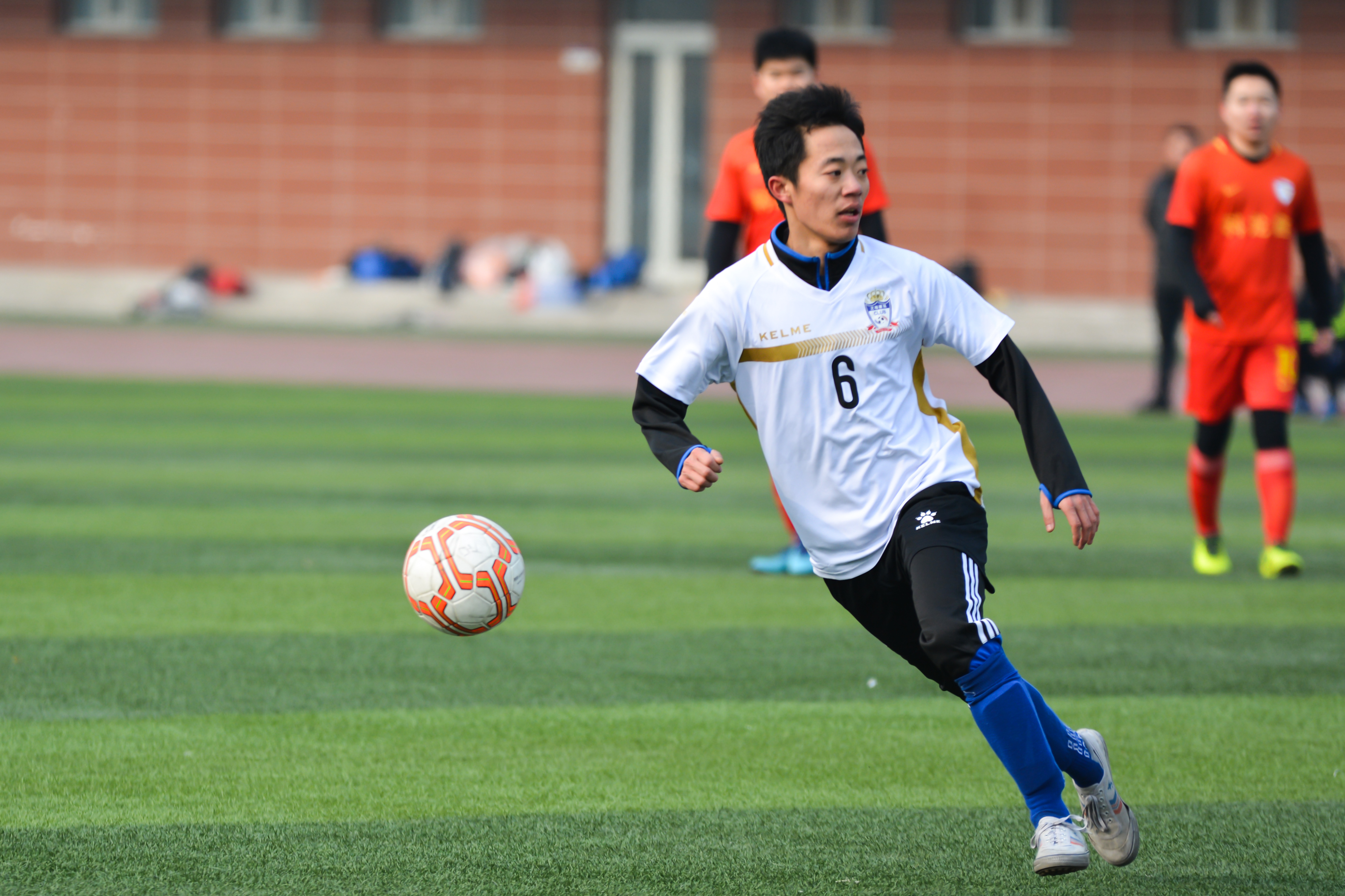 球员在足球比赛中展现技术实力