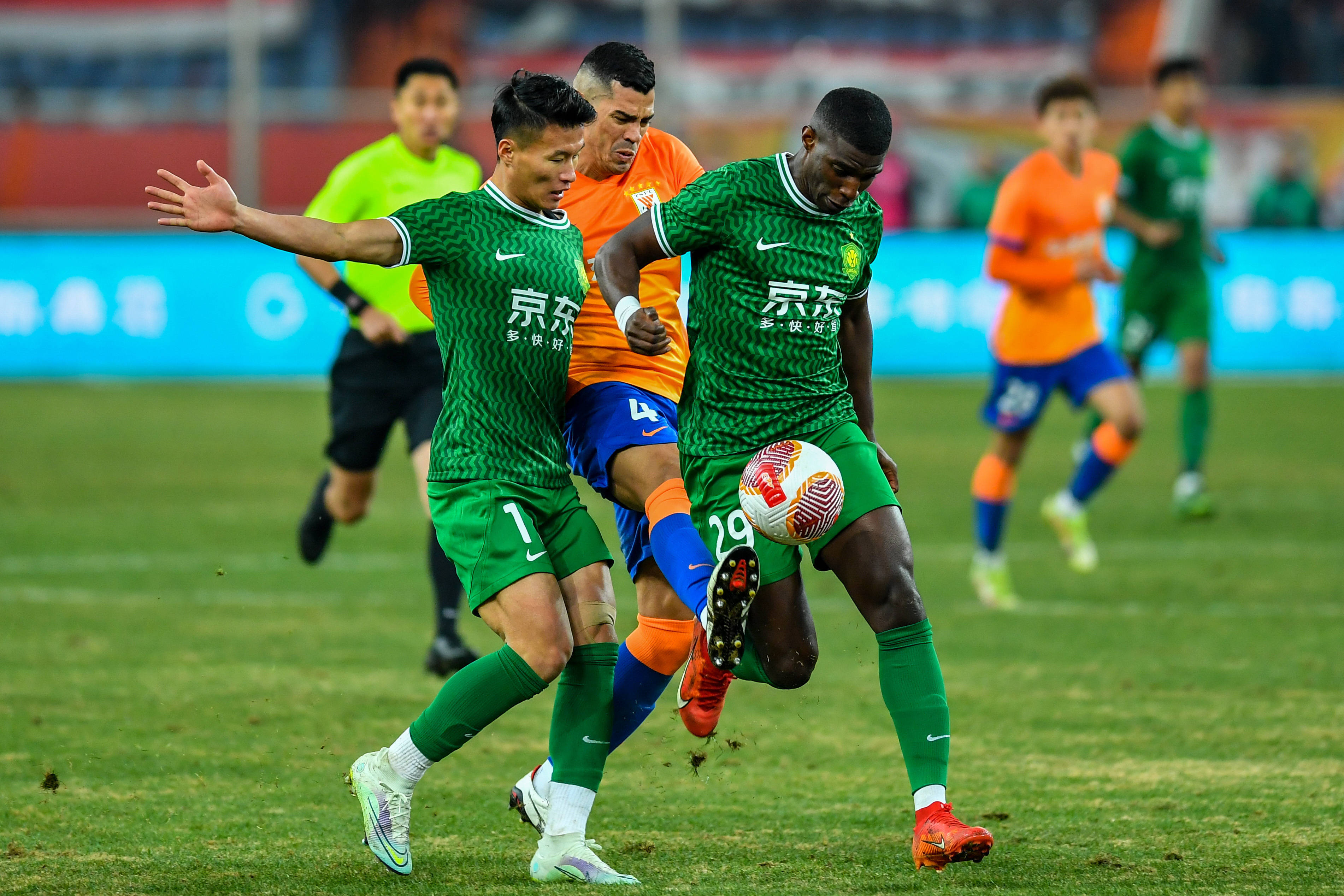 国安客场战平河南建业，领先优势稍减的简单介绍