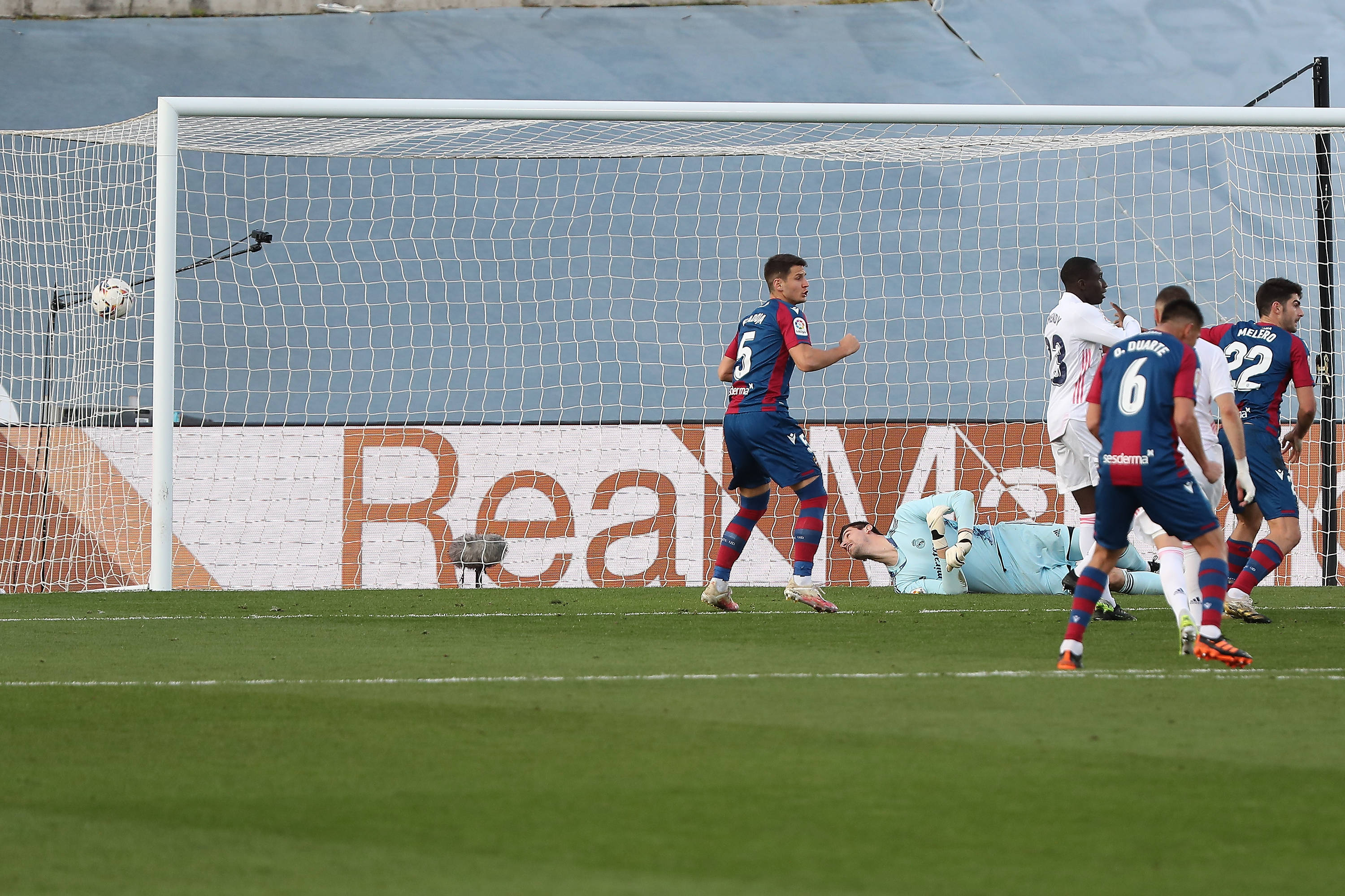 西班牙人大比分击败巴伦西亚,表现抢眼 西班牙人大比分击败巴伦西亚,表现抢眼